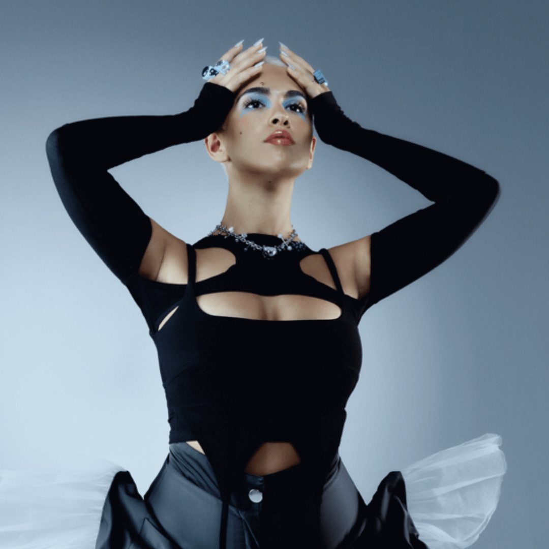 La artista publica este nuevo adelanto de su primer álbum de estudio "Rayo", que llegará el 28 de abril en SMFSTORE