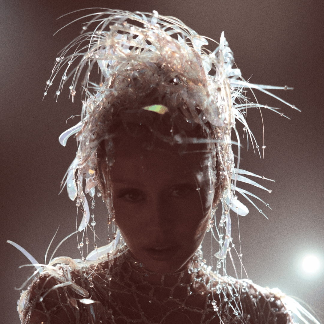 Miley Cyrus LP negro vuelve con su esperado noveno álbum de estudio, Something Beautiful, en SMFSTORE