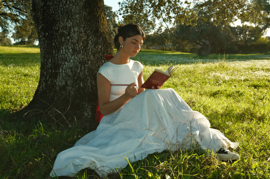 Mafalda Cardenal revela su universo (Y Generacional) en "Mis Notas de Voz", su álbum debut en SMFSTORE