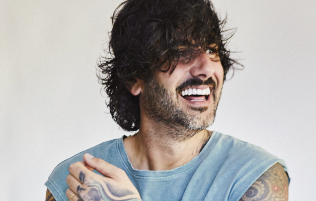 MELENDI INICIA EL CAMINO HACIA UN NUEVO ÁLBUM CON EL TEMA ‘FECHA DE CADUCIDAD’ en Sony Music Store 