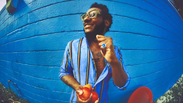 Leon Bridges estrena cuatro canciones nuevas: ‘Talk It Over’ lidera el nuevo adelanto de Happiness Anytime