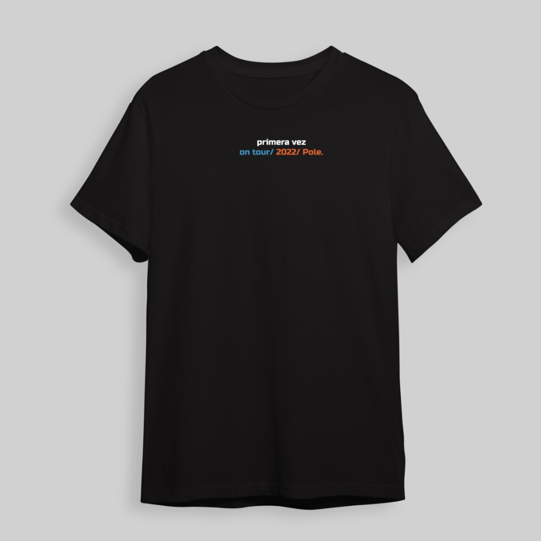 Camiseta negra Por Primera Vez merch oficial Pole en SMFSTORE